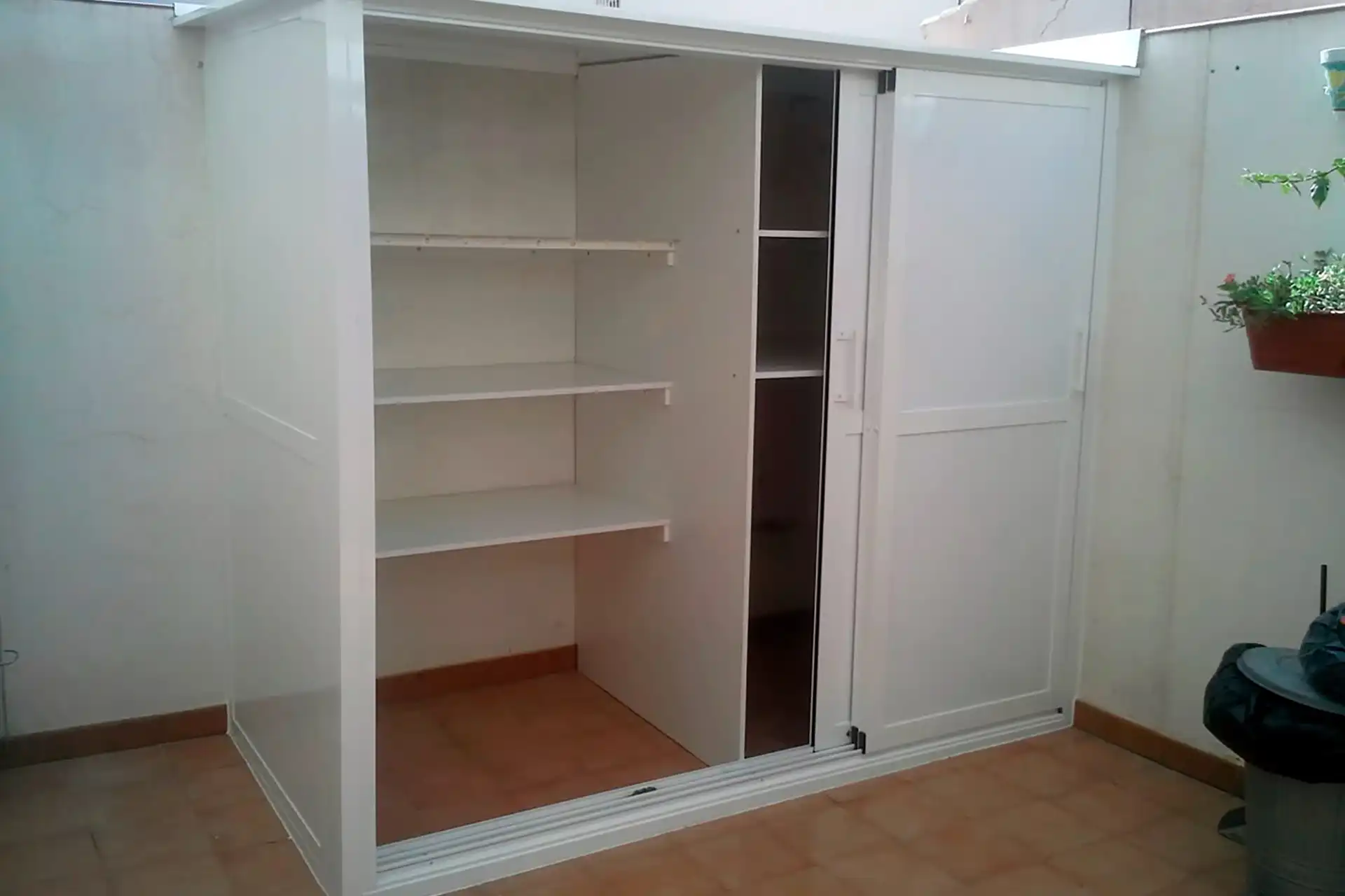 Armario exterior de aluminio en Dos Hermanas, Sevilla - Carpinterías Barea