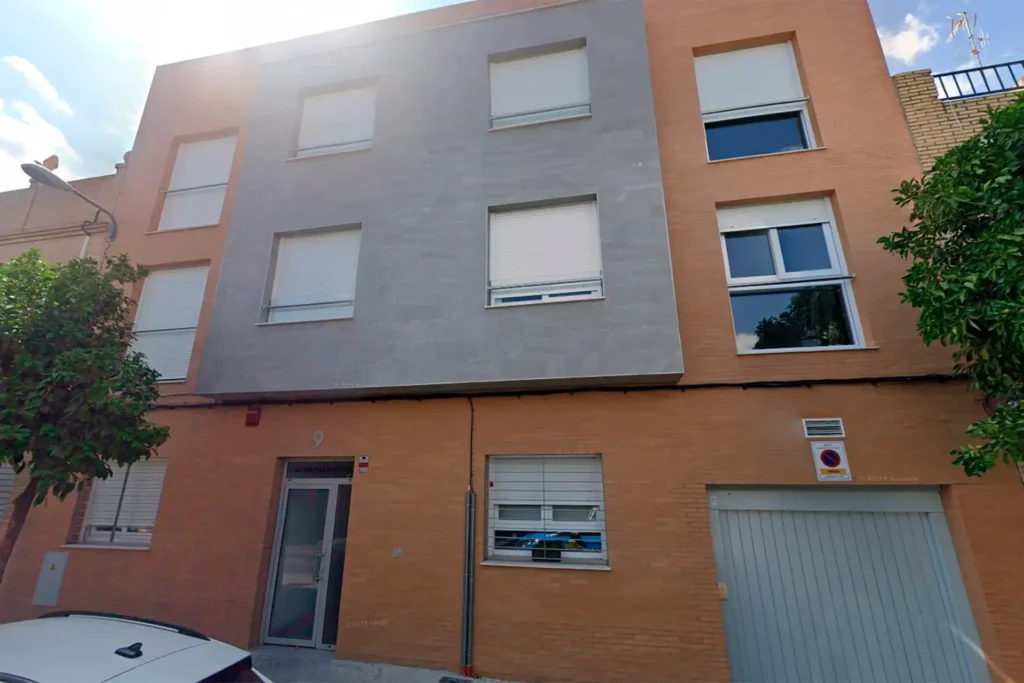 Obra 6 viviendas de carpintería de aluminio en calle Diamantino Garcia Acosta en Sevilla