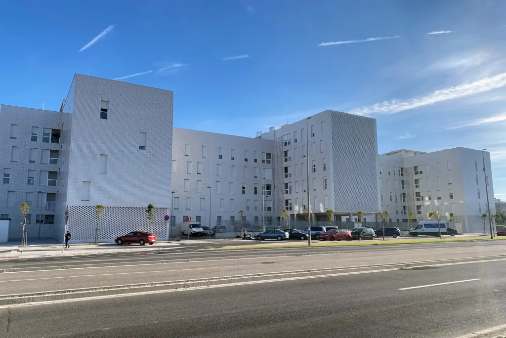Obra carpintería de aluminio para 92 viviendas en los Quintillos en Dos Hermanas, Sevilla