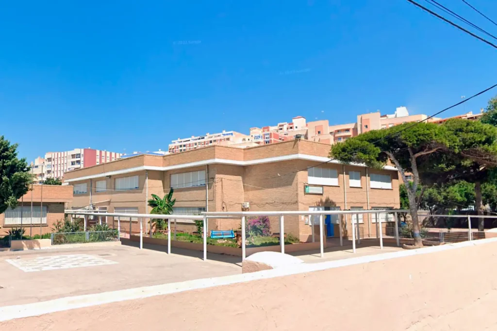 Obra carpintería de aluminio en CEIP Mare Nostrum en Adra, Almería - Carpinterías Barea