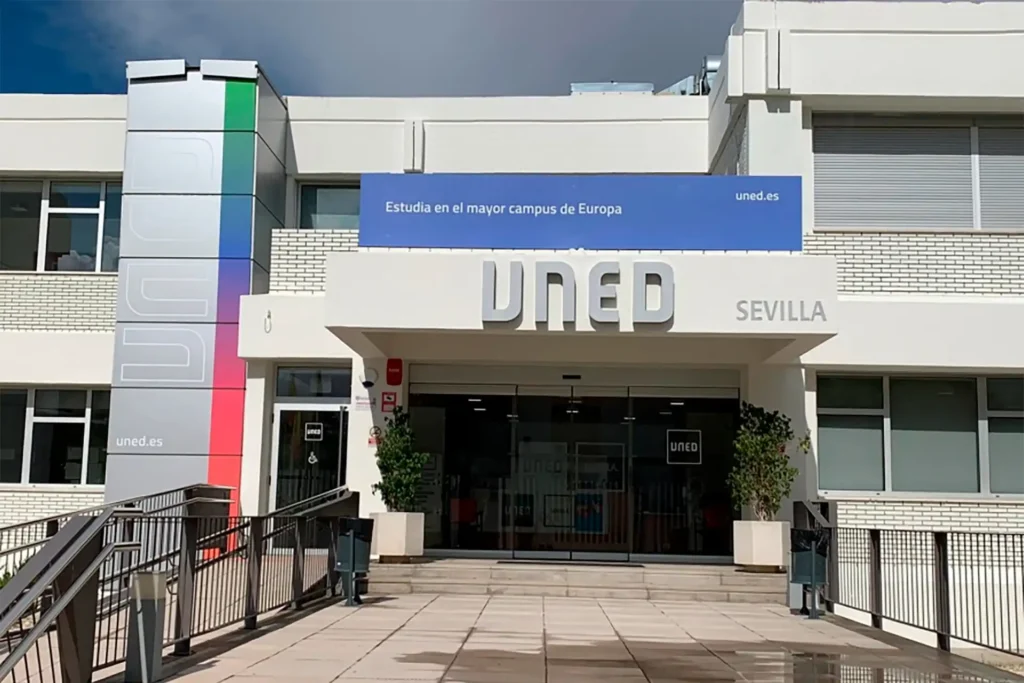 Obra carpintería de aluminio en UNED en Sevilla - Carpinterías Barea