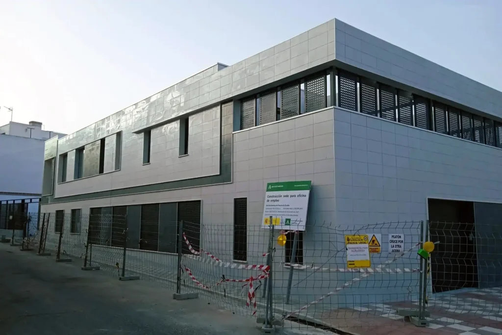 Obra de carpintería de aluminio en la nueva oficina de empleo en la Puebla del Rio, Sevilla