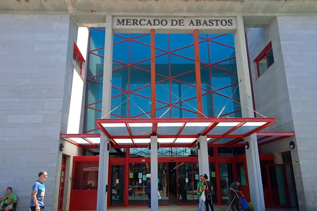 Obra de carpintería de aluminio y cristalería del Mercado de abastos en Dos Hermanas, Sevilla