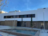 Zona exterior obra de carpintería de aluminio en Centro de la Igualdad en Alcalá de Guadaira, Sevilla