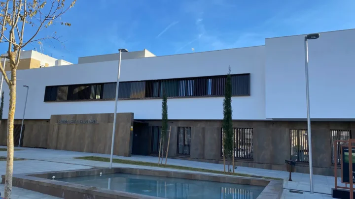 Zona exterior obra de carpintería de aluminio en Centro de la Igualdad en Alcalá de Guadaira, Sevilla